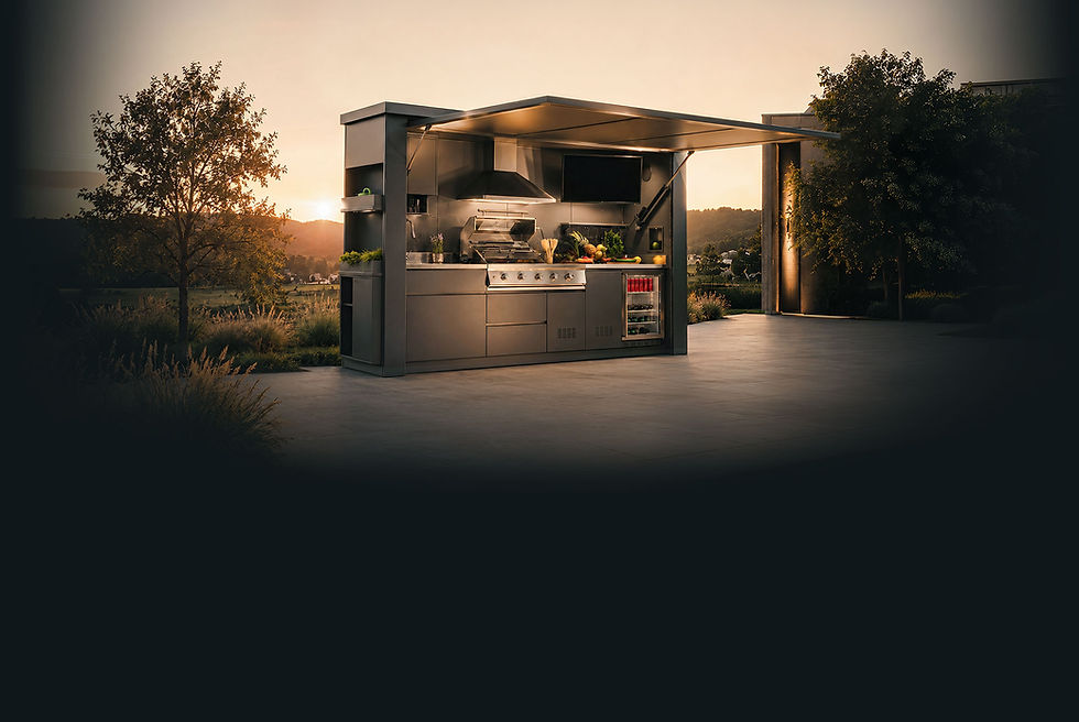 Moderne Outdoor-Küche mit Grill, Spüle, Dunstabzug und Getränkekühlschrank unter einem auskragenden Dach. Die Küche steht auf einer Terrasse mit Blick in die Landschaft bei Sonnenuntergang.