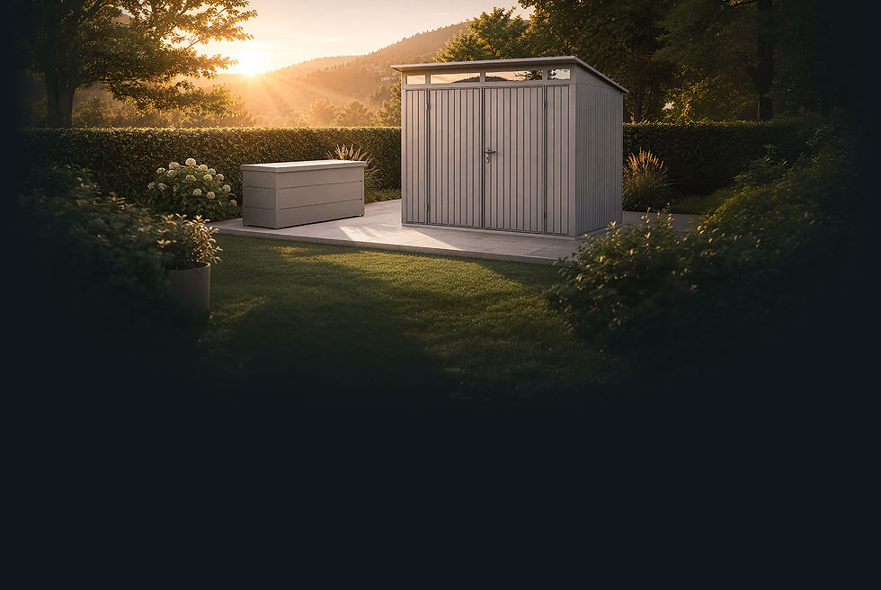 Modernes Gerätehaus aus Aluminium von Screenroom mit passender Gartenbox auf einer stilvollen Terrasse. Die wetterfeste Gartenlösung fügt sich harmonisch in die gepflegte Gartenlandschaft ein und bietet praktischen Stauraum für Gartengeräte, Möbelauflagen und Zubehör.