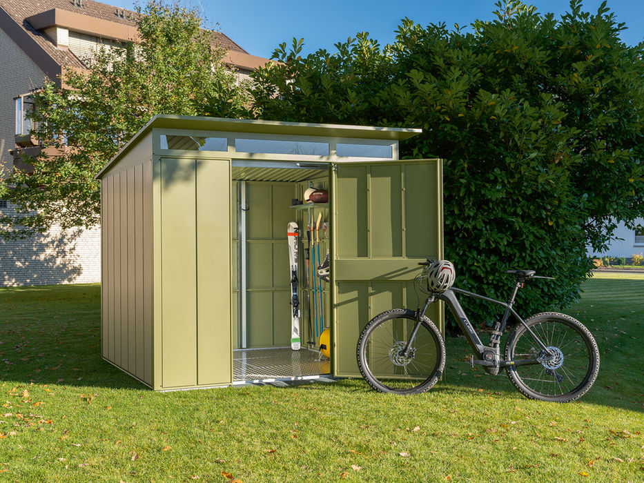 Modernes Aluminium-Gerätehaus mit geöffneten Türen bietet sicheren und wetterfesten Stauraum für Fahrräder, Gartengeräte und Zubehör – funktional, langlebig und stilvoll in den Garten integriert.