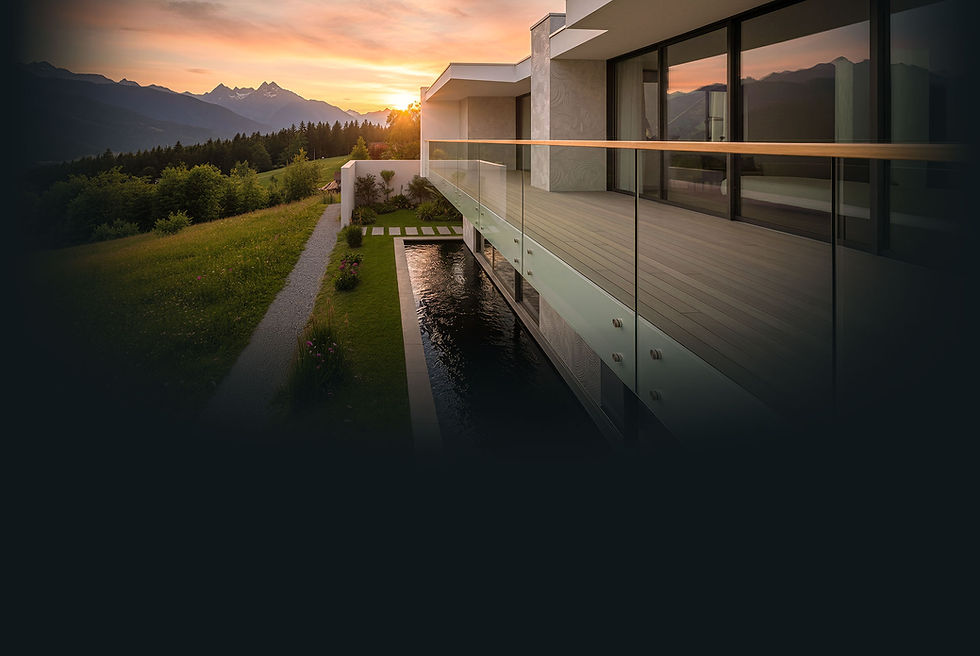 Modernes rahmenloses Glasgeländer von Screenroom an einem exklusiven Balkon mit Blick auf eine alpine Berglandschaft. Die hochwertige Ganzglas-Absturzsicherung verbindet maximale Transparenz mit elegantem Design und unterstreicht die klare Architektur des modernen Wohnhauses.