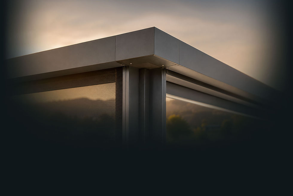 Detailaufnahme der präzise gefertigten Eckverbindung einer anthrazitfarbenen Screenroom-Pergola mit integriertem ZIP-Screen. Die saubere Aluminiumkonstruktion unterstreicht das hochwertige, moderne Design und den zuverlässigen seitlichen Sonnen- und Wetterschutz.