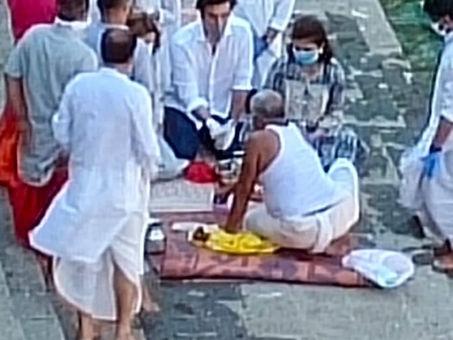 रणबीर ने पिता की अस्थियों को गंगा में किया विसर्जित