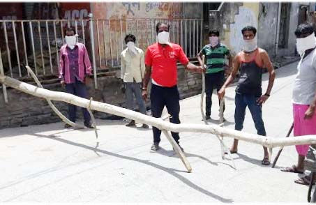 सुनेल में कोरोना पॉजिटिव आने के बाद लोग मोहल्ले मोहल्ले में कर रहे है बैरिकेट्स लगा कर रास्ता बंद।