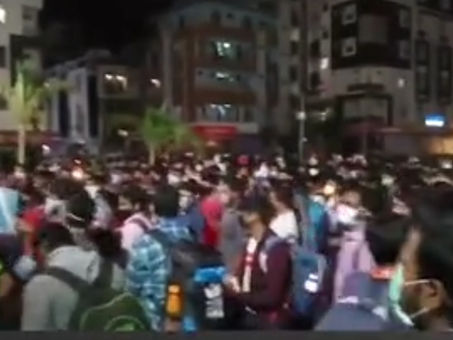 लॉकडाउन की धज्जियां उड़ीं, हजारों छात्र बस स्टैंड पर इकट्ठा हुए, कहा- घर जाने का एक्साइटमेंट है