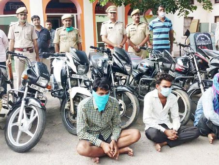 आठ मोटर साइकिलों के साथ 3 व्यक्ति गिरफ्तार