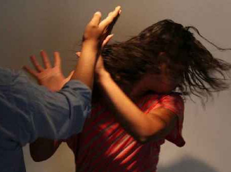 लगातार 4 बार लूडो में हारा तो पति ने मारकर पत्नी की रीढ़ की हड्डी तोड़ दी