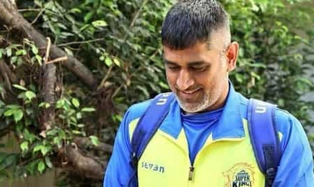 एमएस धोनी ने अपने न्यू लुक से किया फैन्स को शॉक्ड