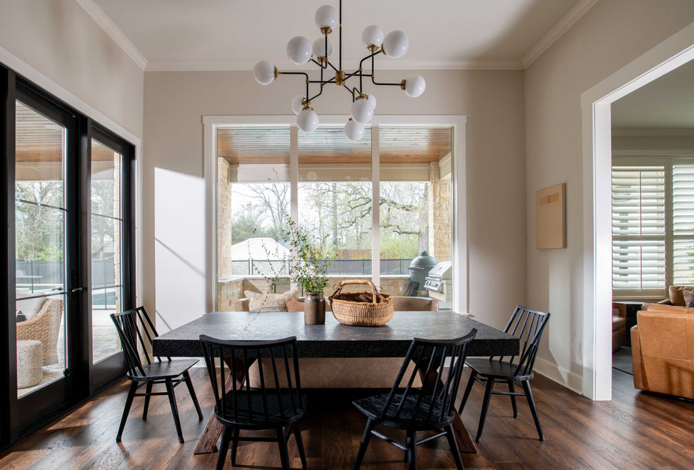 queens court eat in kitchen