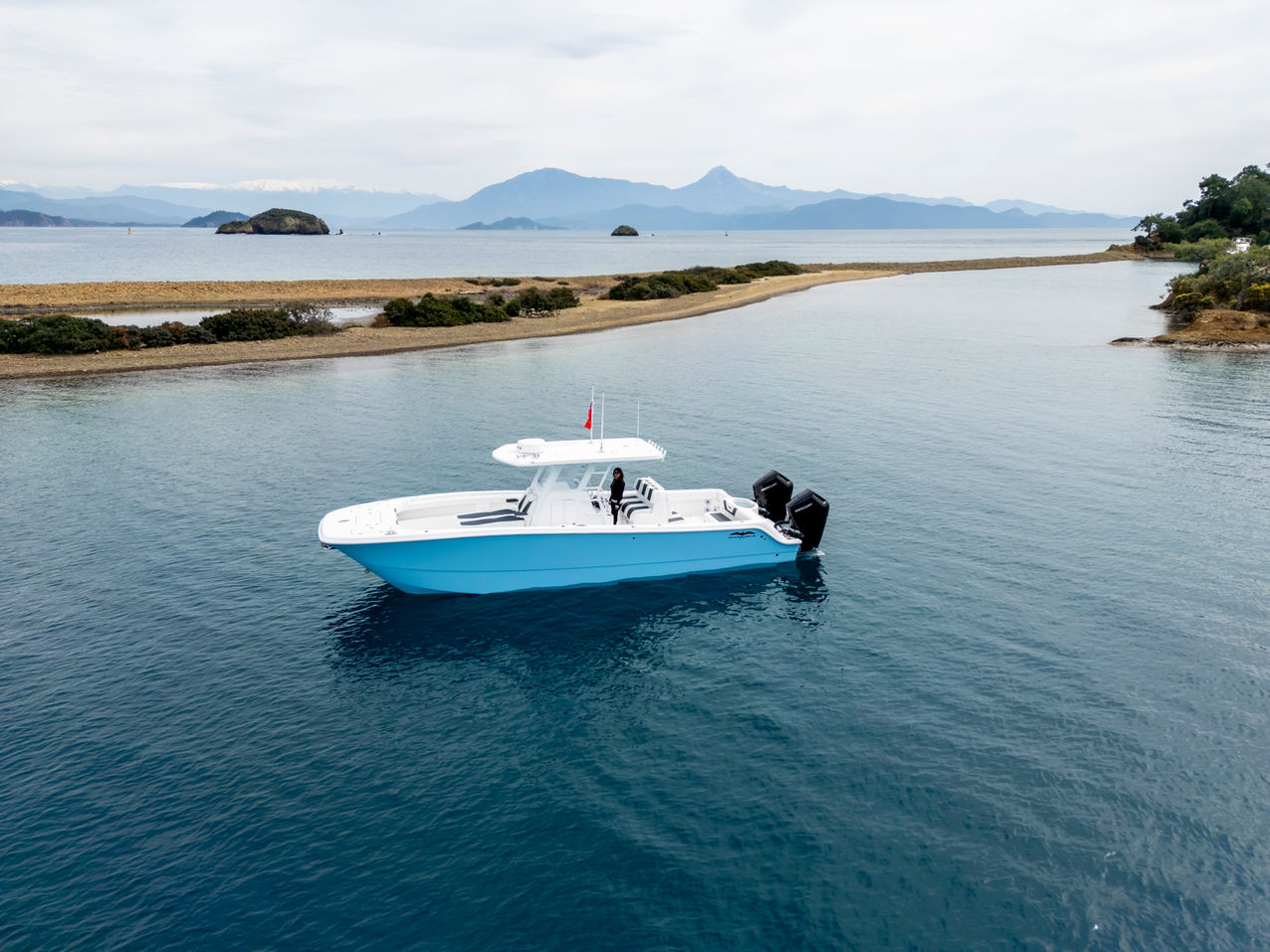 channel.R Invincible 33 Catamaran - Invincible