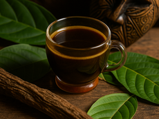 Recipiente com ayahuasca em ambiente ritualístico, representando o uso tradicional do chá ayahuasca em cerimônias espirituais com plantas medicinais da floresta amazônica.