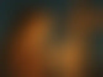 Ilustração digital semi-realista de uma pessoa sentada sozinha ao entardecer, com o rosto voltado para o céu e expressão de vulnerabilidade, simbolizando o clamor silencioso por um abraço de Deus nos momentos de dor e fragilidade, conforme o devocional de Salmos 3418.