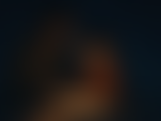 Ilustração digital semi-realista mostrando um pai sentado ao lado do filho em uma cama, com luz suave e ambiente noturno. Ambos estão em silêncio, com expressão serena, simbolizando a paz interior que vem da presença de Jesus mesmo em meio a pensamentos agitados.