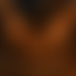 Ilustração digital semi-realista das mãos de um oleiro moldando um vaso de barro ainda inacabado, com detalhes sutis de rachaduras e barro úmido. A imagem simboliza o cuidado de Deus em restaurar vidas quebradas com paciência e amor, conforme o contexto de Jeremias 18:4.