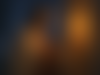 Ilustração digital semi-realista de Jesus em pé diante de uma porta de madeira iluminada suavemente, com expressão serena e gesto calmo de quem está prestes a bater. A cena transmite paciência, amor e o convite gentil de Cristo ao coração humano.