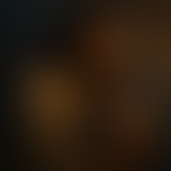 Ilustração digital semi-realista mostrando uma pessoa sendo envolvida por uma luz suave em um ambiente escuro e silencioso. A cena transmite a sensação de um abraço invisível e acolhedor de Jesus, oferecendo consolo, paz e segurança em momentos de fragilidade.