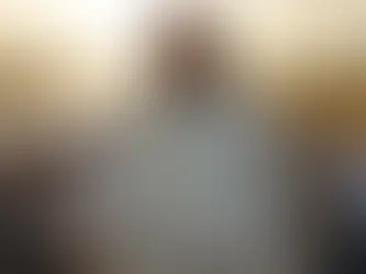 Jesus iluminando um amanhecer sereno com raios de luz atravessando a escuridão, trazendo esperança para uma família em um devocional em família no devocionaljesus.com.br. Imagem de paz e fé cristã.