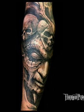 Tatuagem masculina no antebraço, tatuagem dark, tatuagem personalizada, tatuagem free hand, tatuagem preto e cinza, preto e branco, realista, surrealista