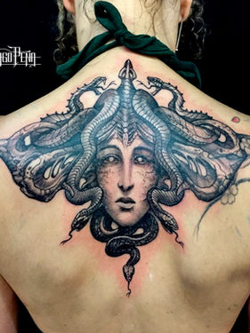 tatuagem feminina costas medusa