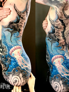 tatuagem feminina fundo do mar fechamento corporal
