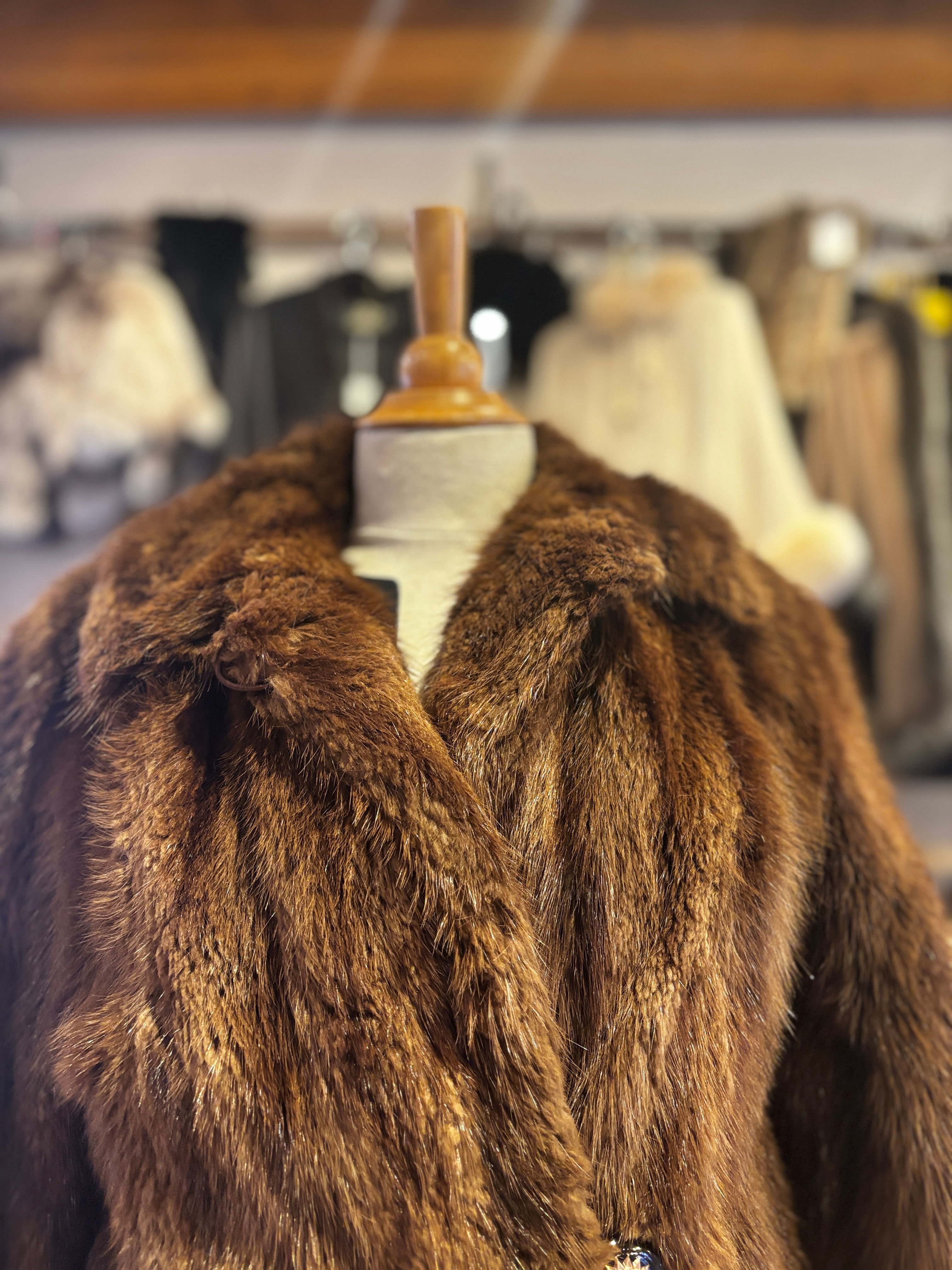 Manteau de castor brun, Médium