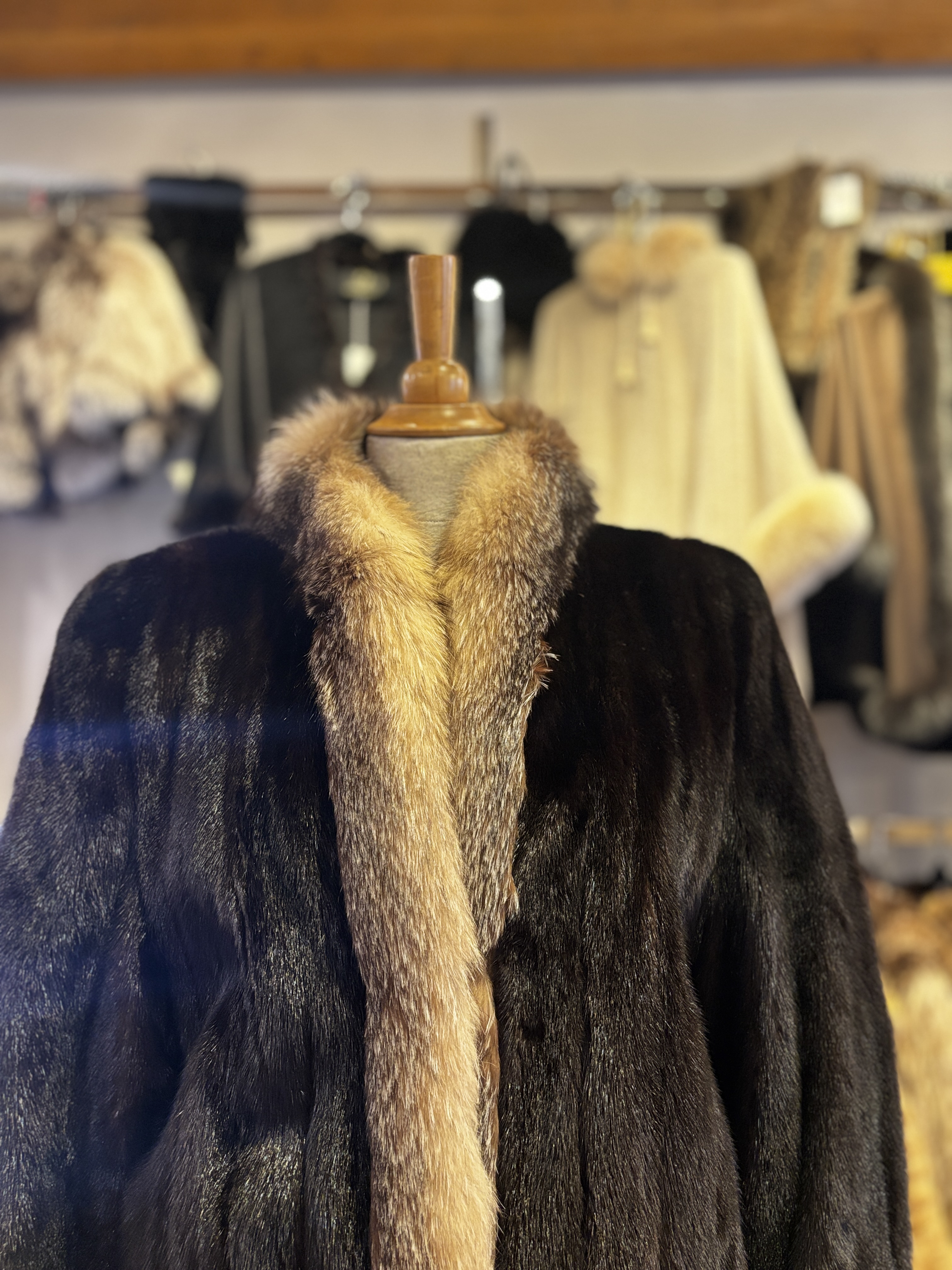 Manteau vison noir garni de renard