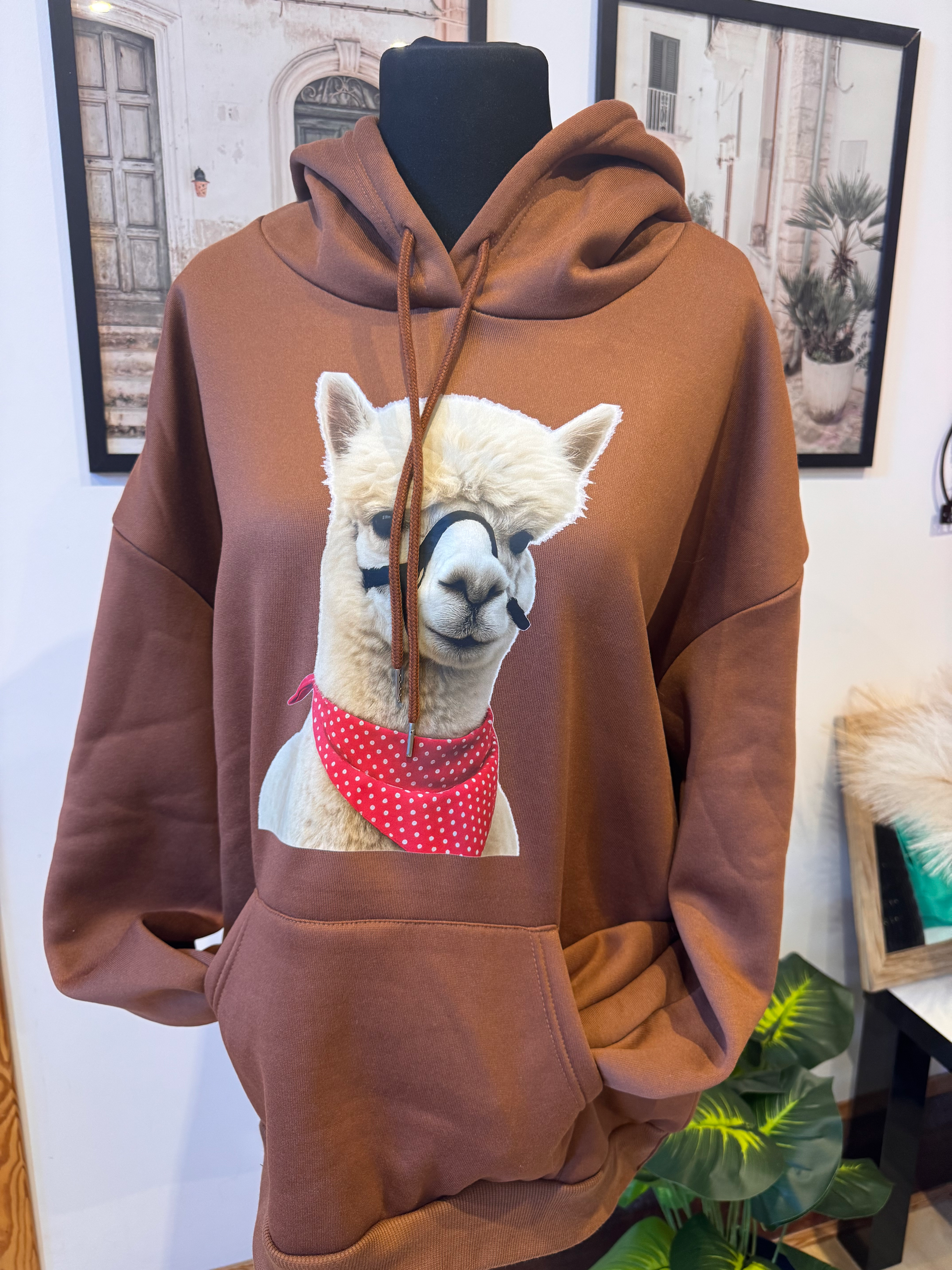 Brązowa bluza “Alpaka w chustce” – rozmiar XL Mięciutka, ciepła i mega wygodna