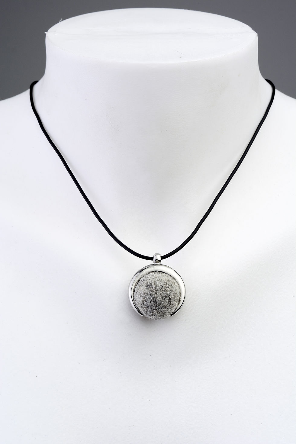 Miniaturbild: Anhänger mit Filzkugel. Schmuck aus Tierhaar.