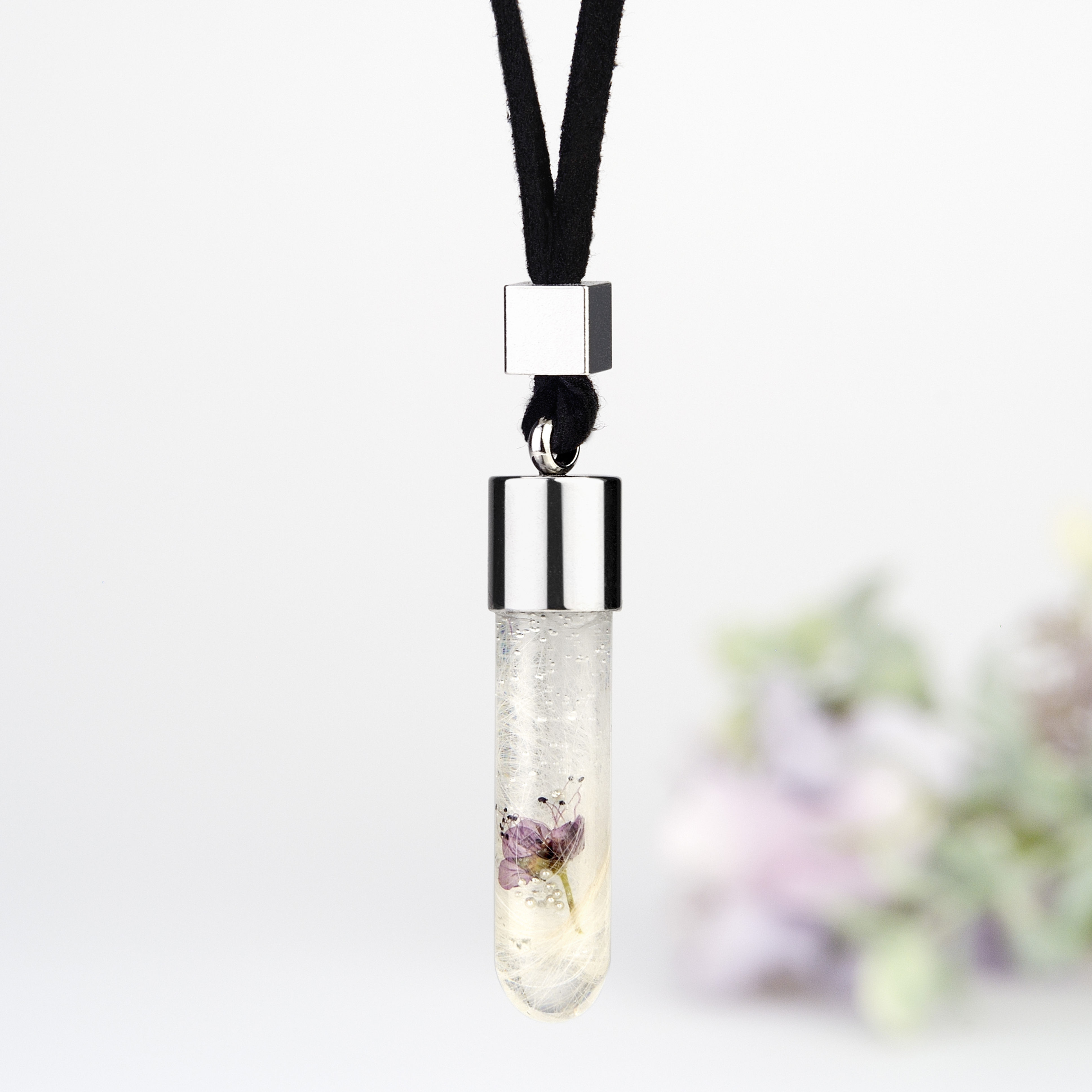 Anhänger aus Epoxidharz mit Fellsträhne. Schmuck aus Tierhaar.