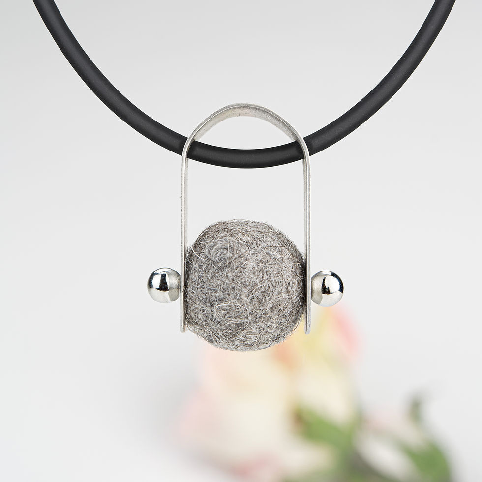 Anhänger aus  Edelstahl. Schmuck aus Tierhaar.