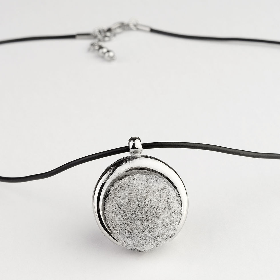 Anhänger mit Filzkugel. Schmuck aus Tierhaar.