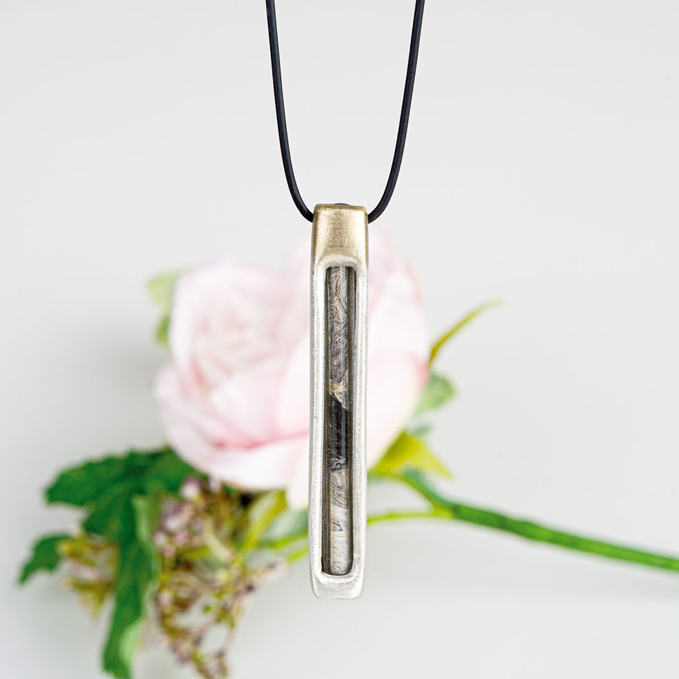 Anhänger aus versilberter und vergoldeter Bronze. Schmuck aus Tierhaar.