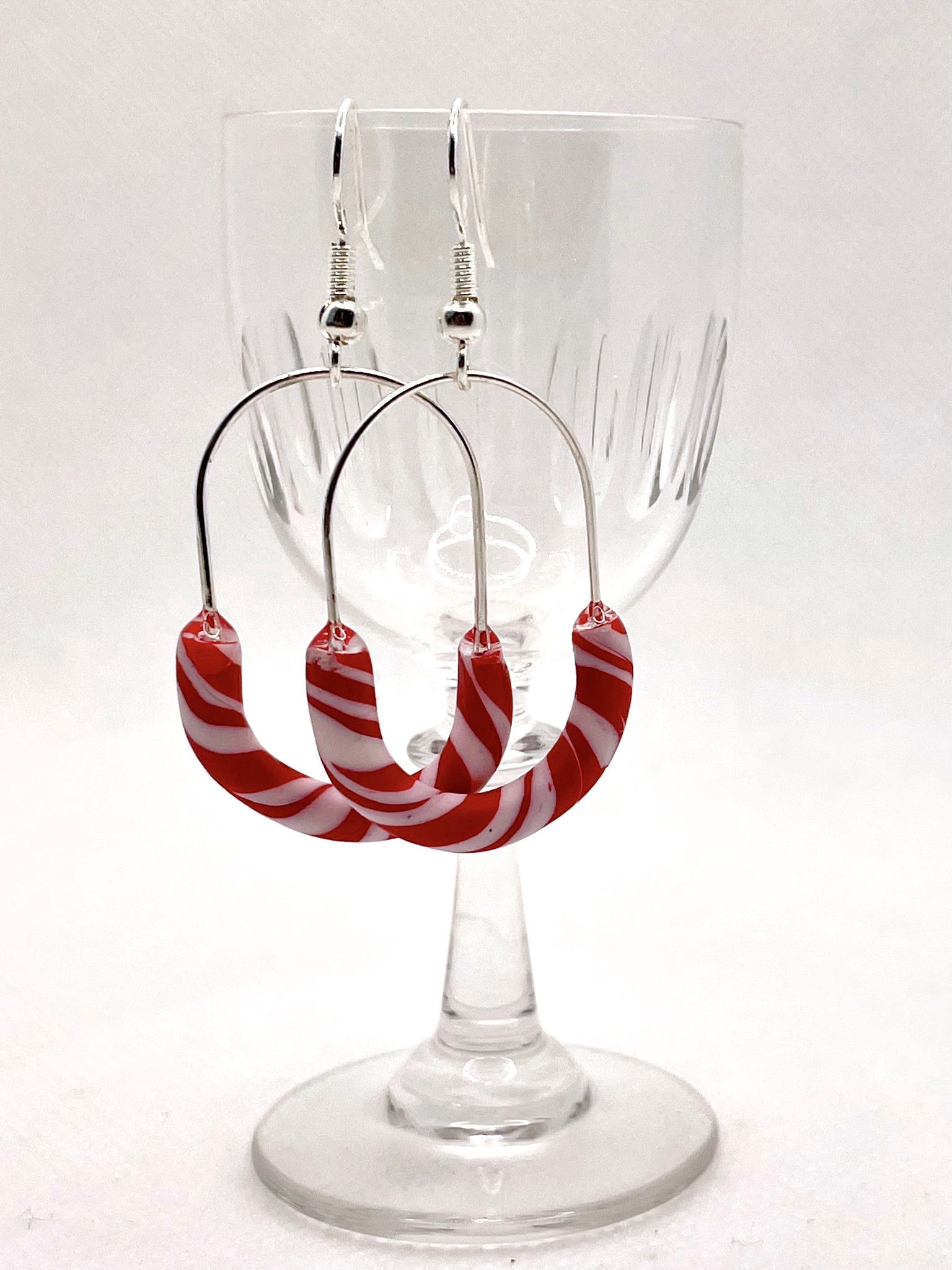 Puna-valkoiset kaarikorvikset