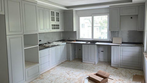 Beyaz mutfak dolapları ve tezgah, pencere, yeni tasarım, modern, karataşmobilyacılık
