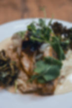 Gegrillter Fisch auf Risotto mit frischen Kräutern