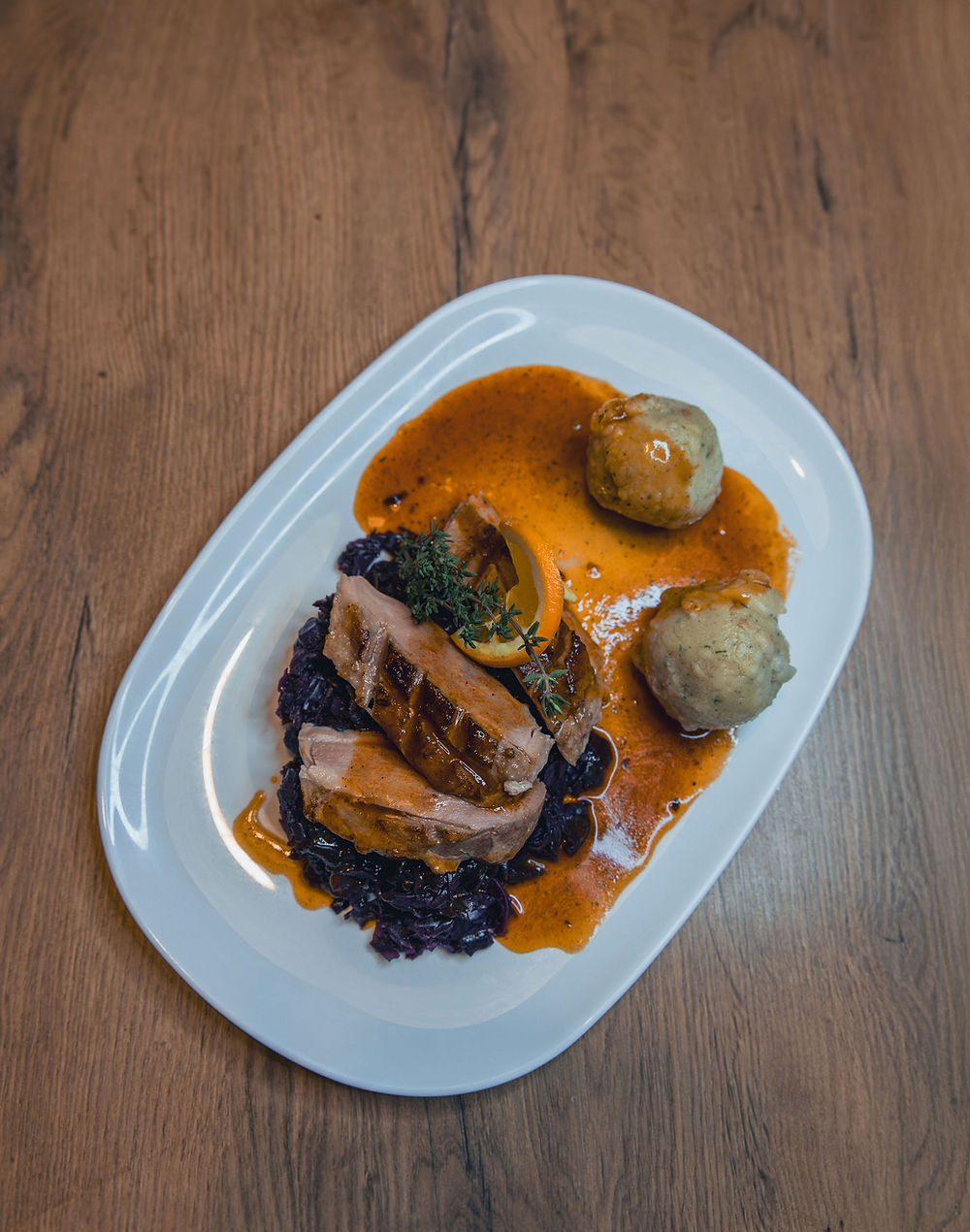 Gebratene Entenbrust mit Rotkohl und Knödeln.