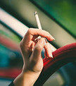 Femme tenant une cigarette