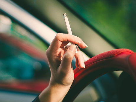Femme tenant une cigarette
