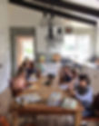 Grupo de crianças aprendendo em casa em ambiente acolhedor, ilustrando a educação domiciliar com alegria e tranquilidade