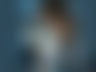 Scène en laboratoire futuriste montrant une chercheuse examinant un modèle de genou avec une loupe, symbole du changement corporel avant la compréhension. Chercheuse examinant un modèle de genou sous une loupe dans un labo futuriste.