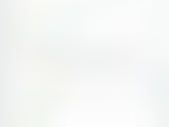 Deux graphiques superposés présentent la production de force dans le temps pour les côtés gauche et droit. Les courbes montrent la vitesse à laquelle la force est générée ainsi que la symétrie entre les deux côtés. Dans le premier graphique, on observe un délai et un déséquilibre avec des pentes différentes et un timing décalé. Dans le second, les courbes sont plus alignées, avec une activation plus rapide et une meilleure symétrie. La comparaison met en évidence l’importance du timing et de la coordination dans la qualité du mouvement.