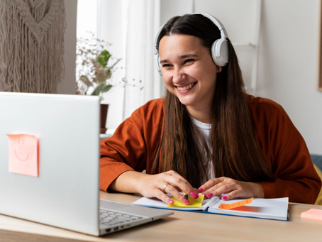 Sumando habilidades digitales a tu CV: las plataformas que te preparan para el mercado laboral actual
