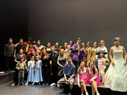 El XVIII Musical del Col·legi Singuerlín emociona el públic amb una brillant posada en escena d'El Gran Showman