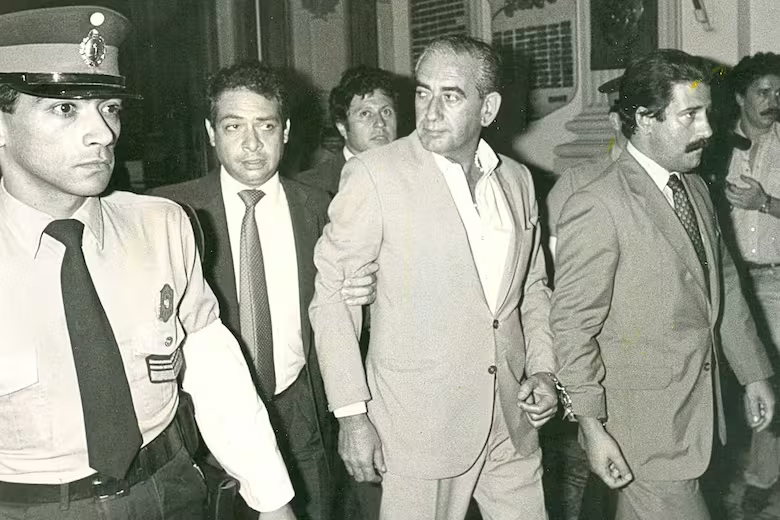 Aníbal Gordon, acusado de pertenecer ala organización terrorista Triple A, ingresa esposado al departamento central de la Policía Federal esta noche . 10/02/1984.-