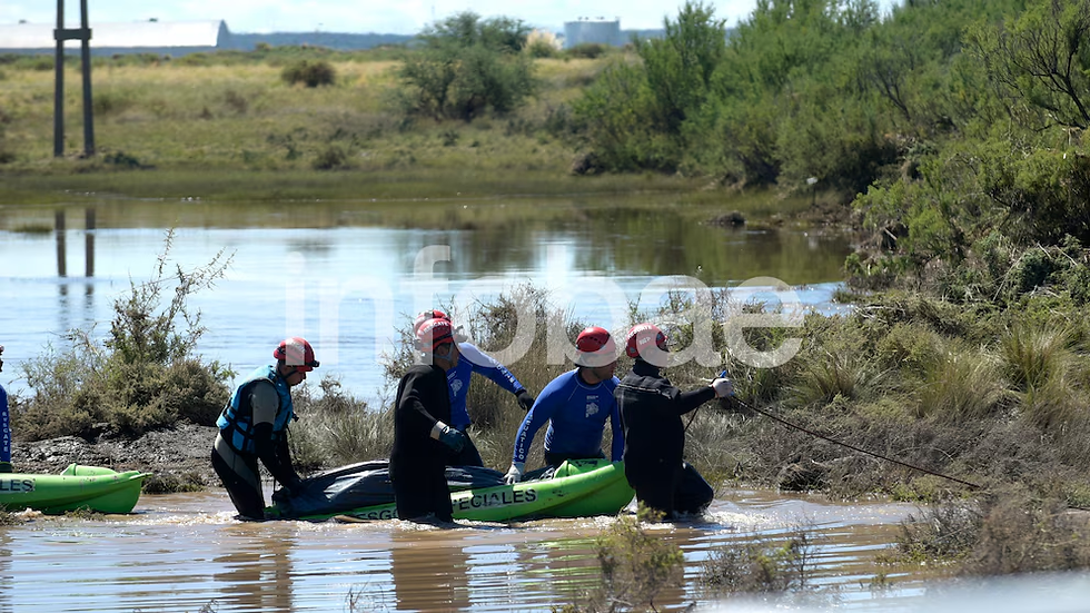 Rescatistas retiran un cuerpo sin vida hallado en la localidad de Cerri foto: @infobae