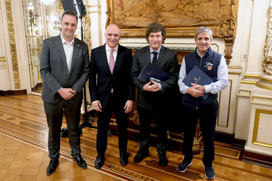 Manuel Adorni, José Luis Espert, Javier Milei y Luis Caputo se mostraron juntos antes de la cadena nacional por el presupuesto 2026