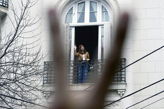 La Fiscalía pidió incorporar al decomiso el departamento donde Cristina Kirchner cumple prisión domiciliaria