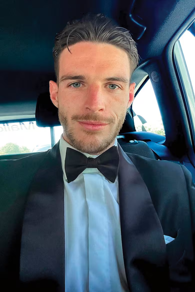 DECLAN RICE: A los 27 años, el centrocampista es una estrella indiscutida del fútbol inglés. Tras ser capitán del West Ham con sólo 20 años, su pase al Arsenal en 2023 rompió récords por 105 millones de libras. Además de protagonizar tapas y desfilar en pasarelas, es embajador de L’Oréal Paris. En lo personal, desde la adolescencia está con Lauren Fryer, madre de su hijo Jude (4). Ante una reciente ola de críticas en redes hacia la imagen de ella, él fue categórico: “Mi mujer es el amor de mi vida y no existe nadie mejor para mí”