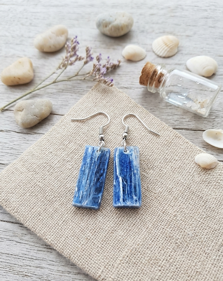 pendientes de cianita azul con ganchos de plata