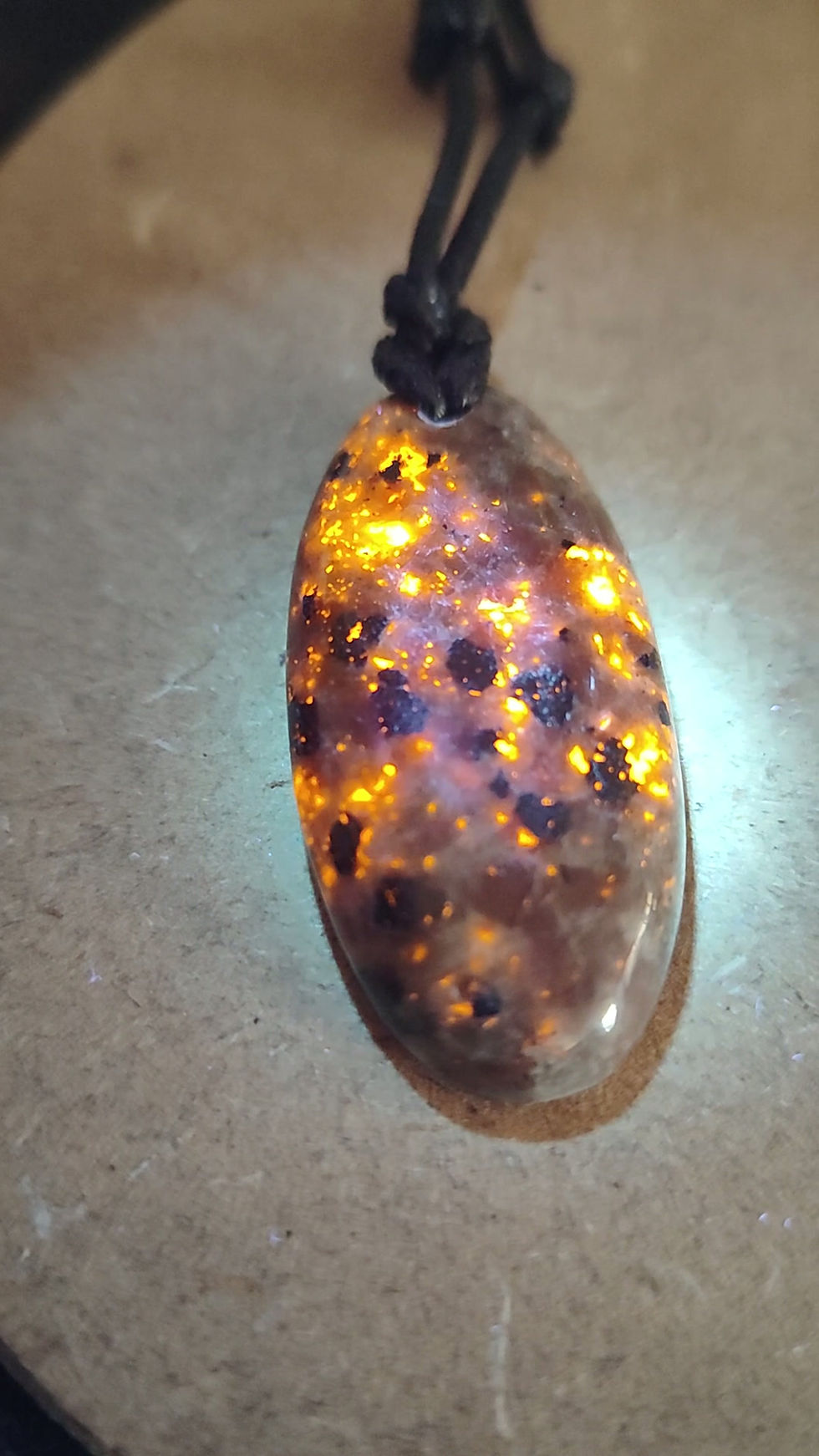 Vídeo de yooperlinata natural bajo luz ultravioleta mostrando fluorescencia