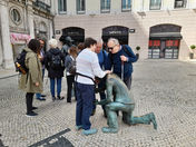 il gruppo vicino alle statue che ricordano i costruttori dei caratteristici parciapiedi